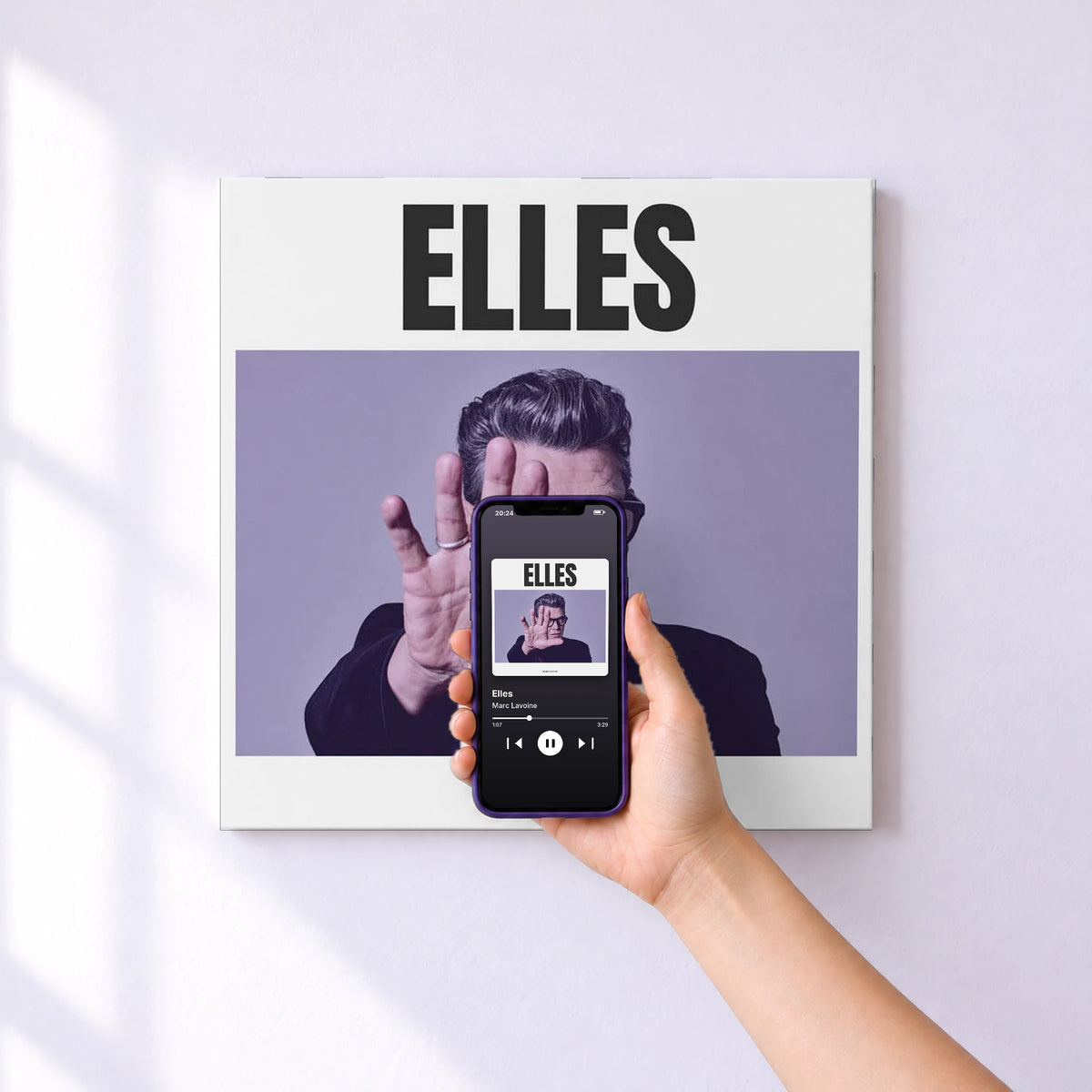 Affiche connectée Elles de Marc Lavoine au mur : l'album se lance en approchant le téléphone