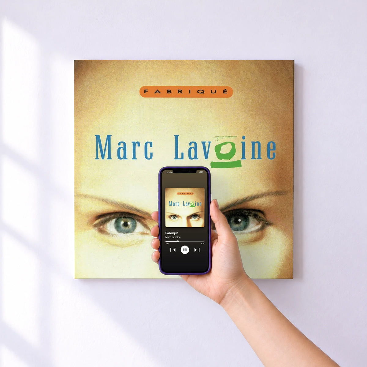 Affiche connectée Fabriqué de Marc Lavoine au mur : l'album se lance en approchant le téléphone