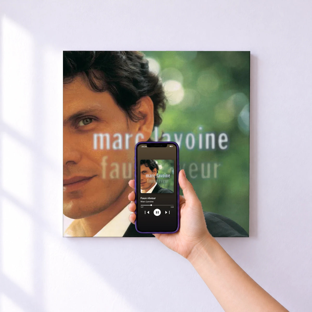 Affiche connectée Faux rêveur de Marc Lavoine au mur : l'album se lance en approchant le téléphone