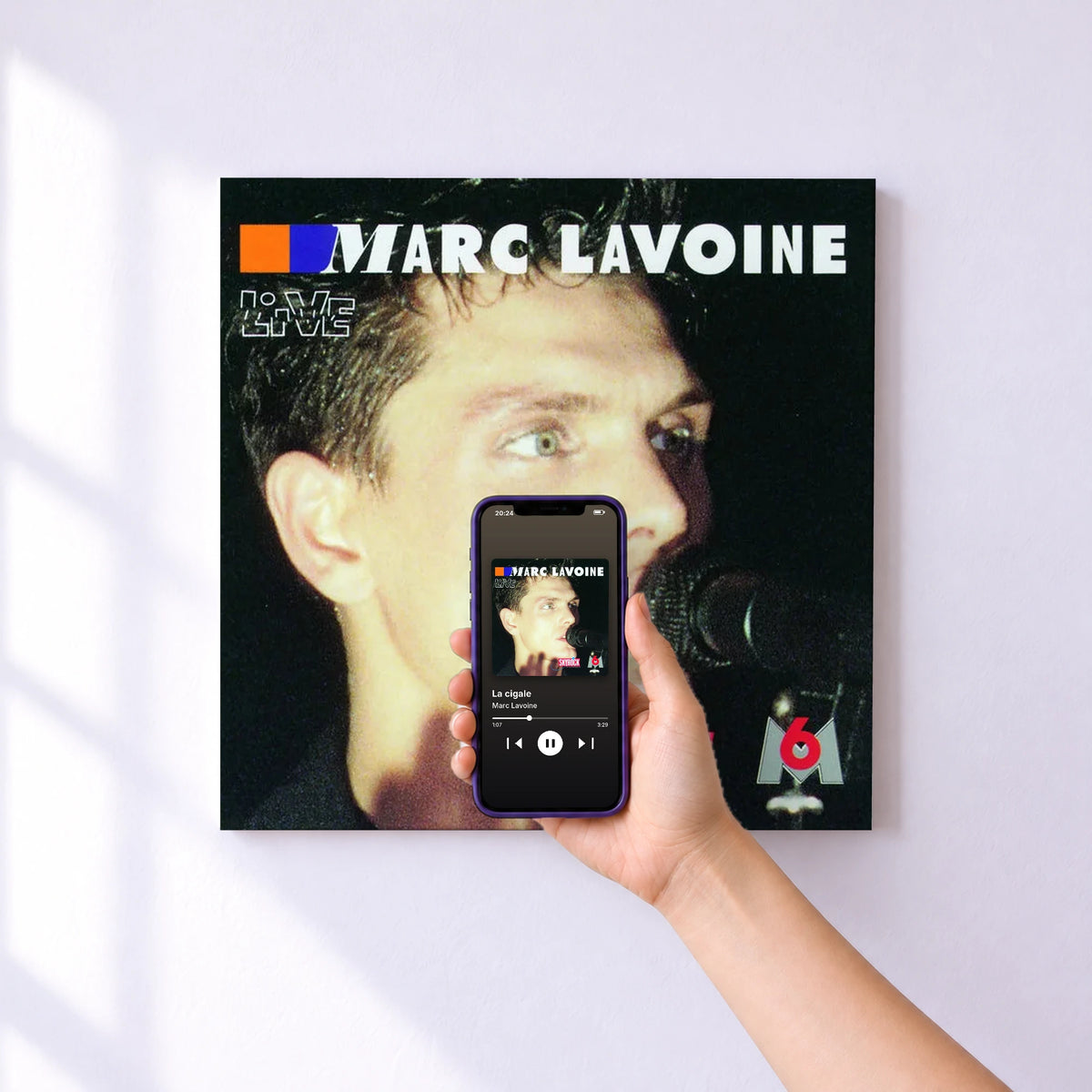 Affiche connectée La cigale de Marc Lavoine au mur : l'album se lance en approchant le téléphone