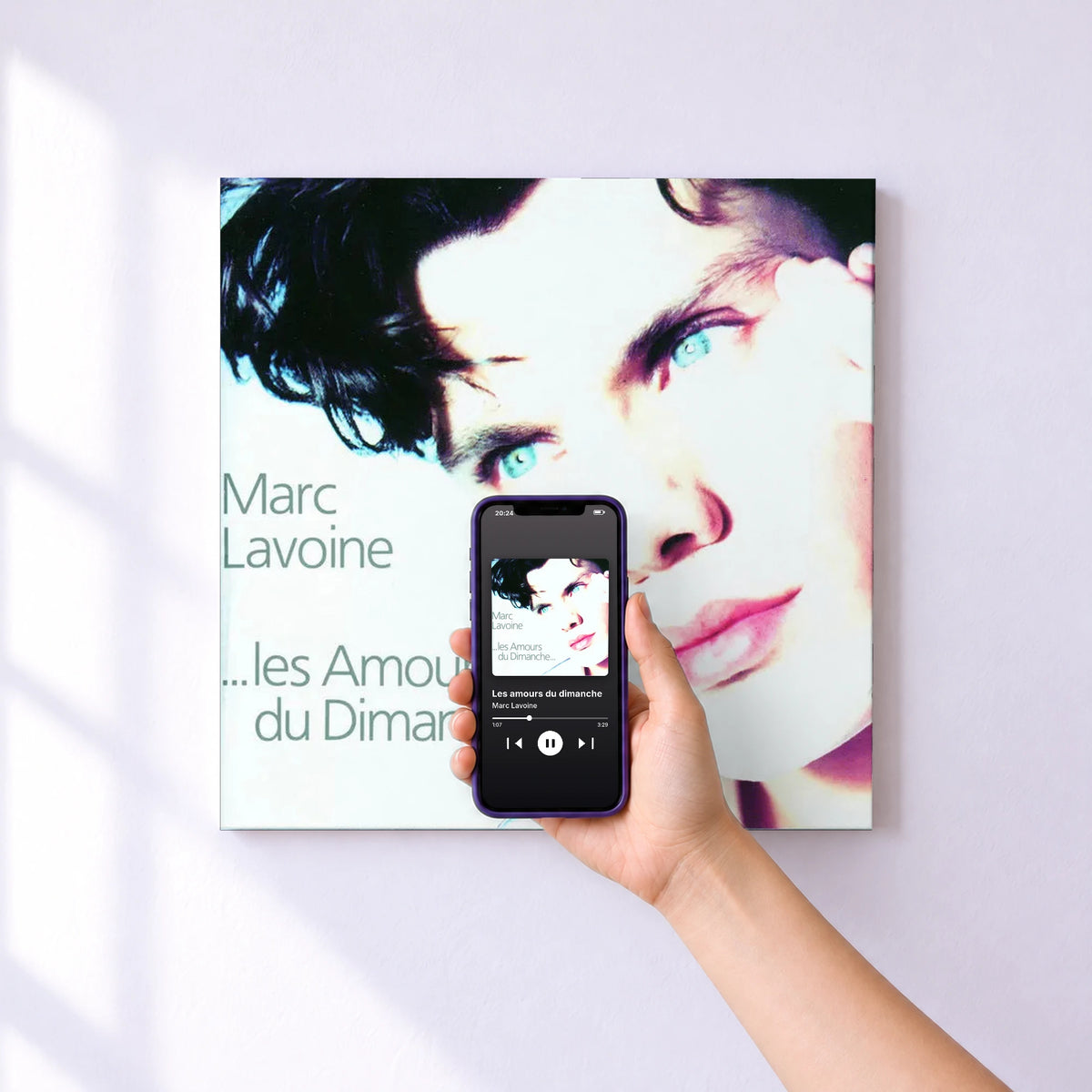 Affiche connectée Les amours du dimanche de Marc Lavoine au mur : l'album se lance en approchant le téléphone