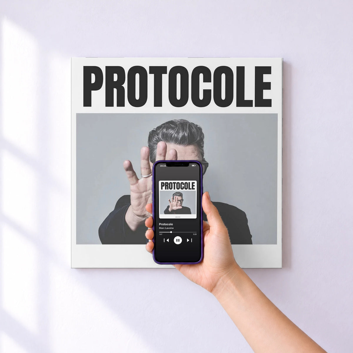 Affiche connectée Protocole de Marc Lavoine au mur : l'album se lance en approchant le téléphone