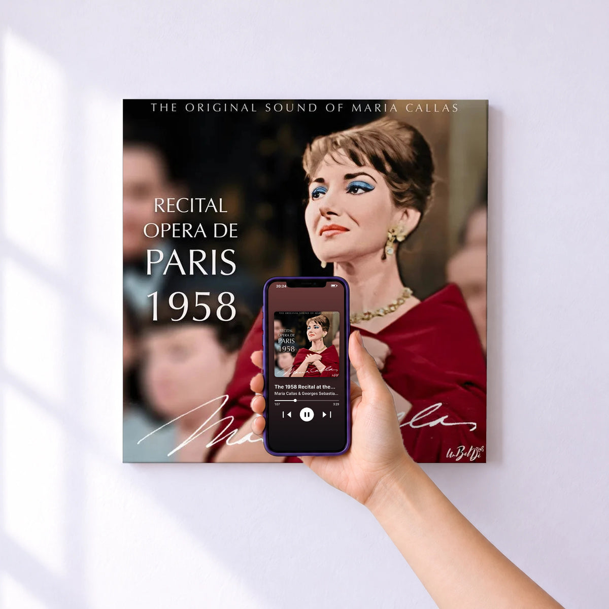 Affiche connectée The 1958 Recital at the Paris Opera, Part 1: Works by Bellini, Verdi & Rossini (The Original Sound of Maria Callas) de Maria Callas & Georges Sebastian & Orchestre de l'Opéra National de Paris au mur : l'album se lance en approchant le téléphone