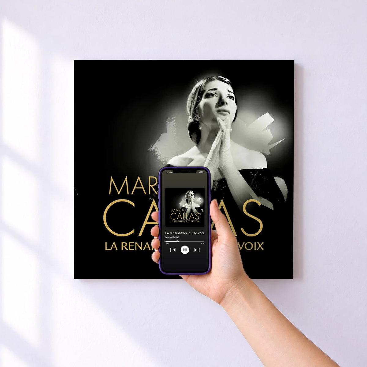 Affiche connectée La renaissance d'une voix de Maria Callas au mur : l'album se lance en approchant le téléphone