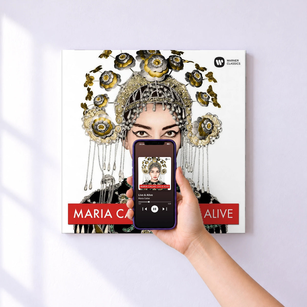 Affiche connectée Live & Alive de Maria Callas au mur : l'album se lance en approchant le téléphone