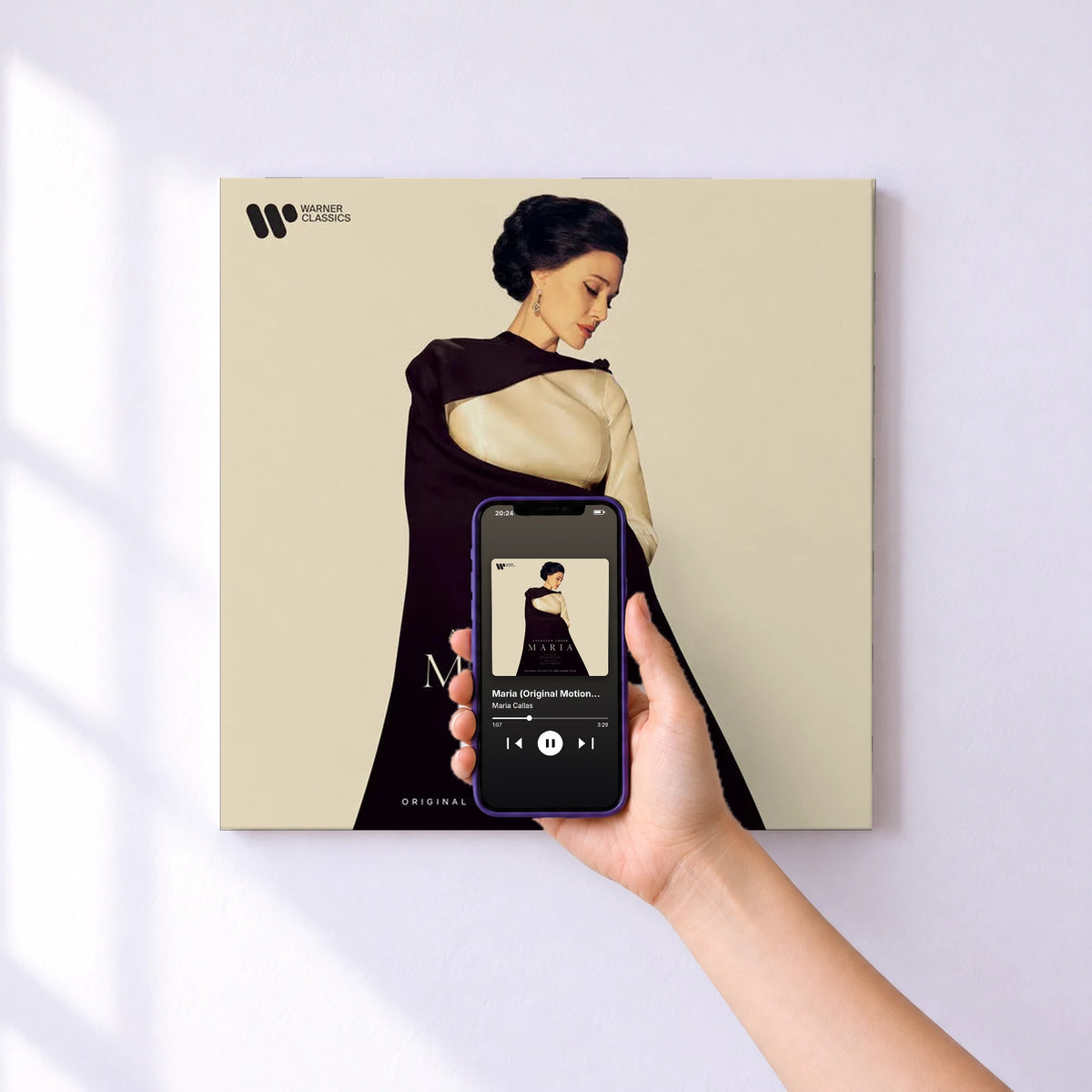 Affiche connectée Maria (Original Motion Picture Soundtrack) de Maria Callas au mur : l'album se lance en approchant le téléphone