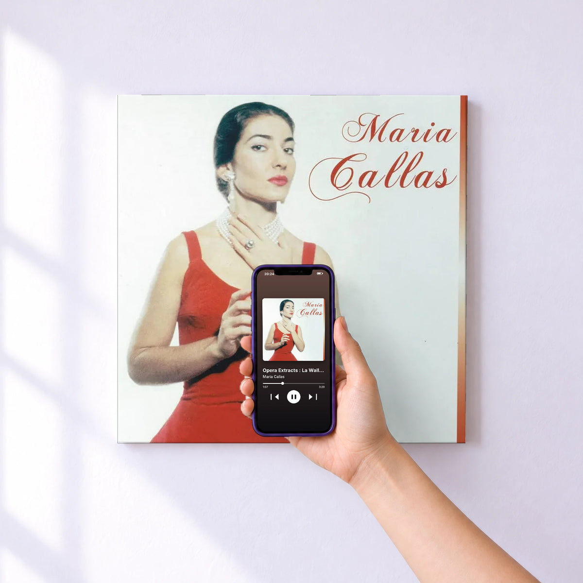 Affiche connectée Opera Extracts : La Wally, Tosca, La Traviata... de Maria Callas au mur : l'album se lance en approchant le téléphone