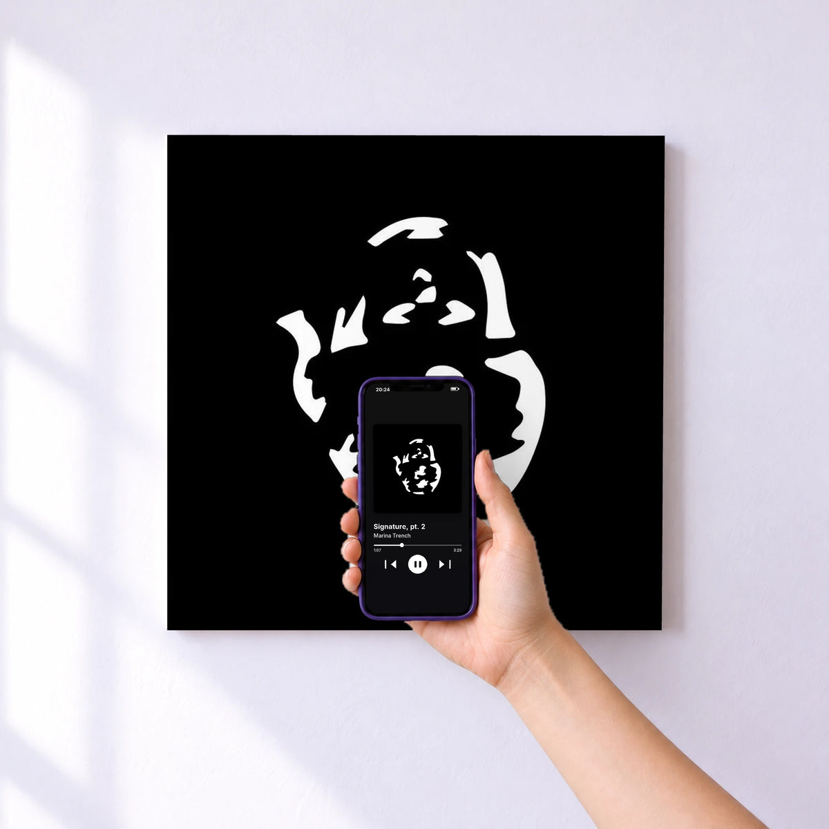 Affiche connectée Signature, pt. 2 de Marina Trench au mur : l'album se lance en approchant le téléphone