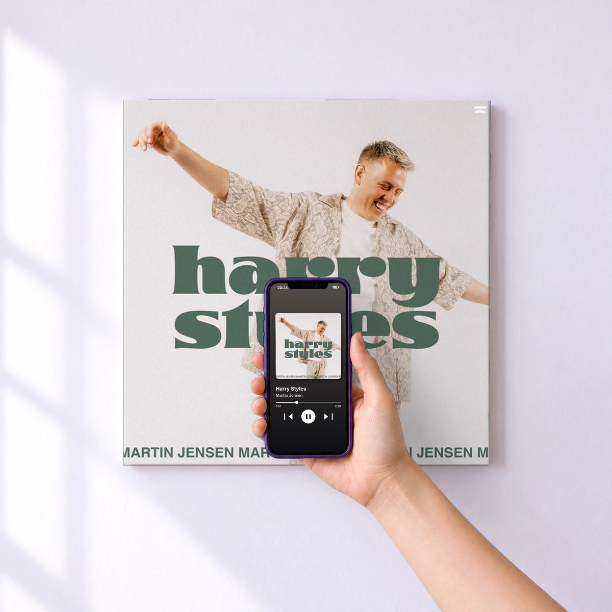 Affiche connectée Harry Styles de Martin Jensen au mur : l'album se lance en approchant le téléphone