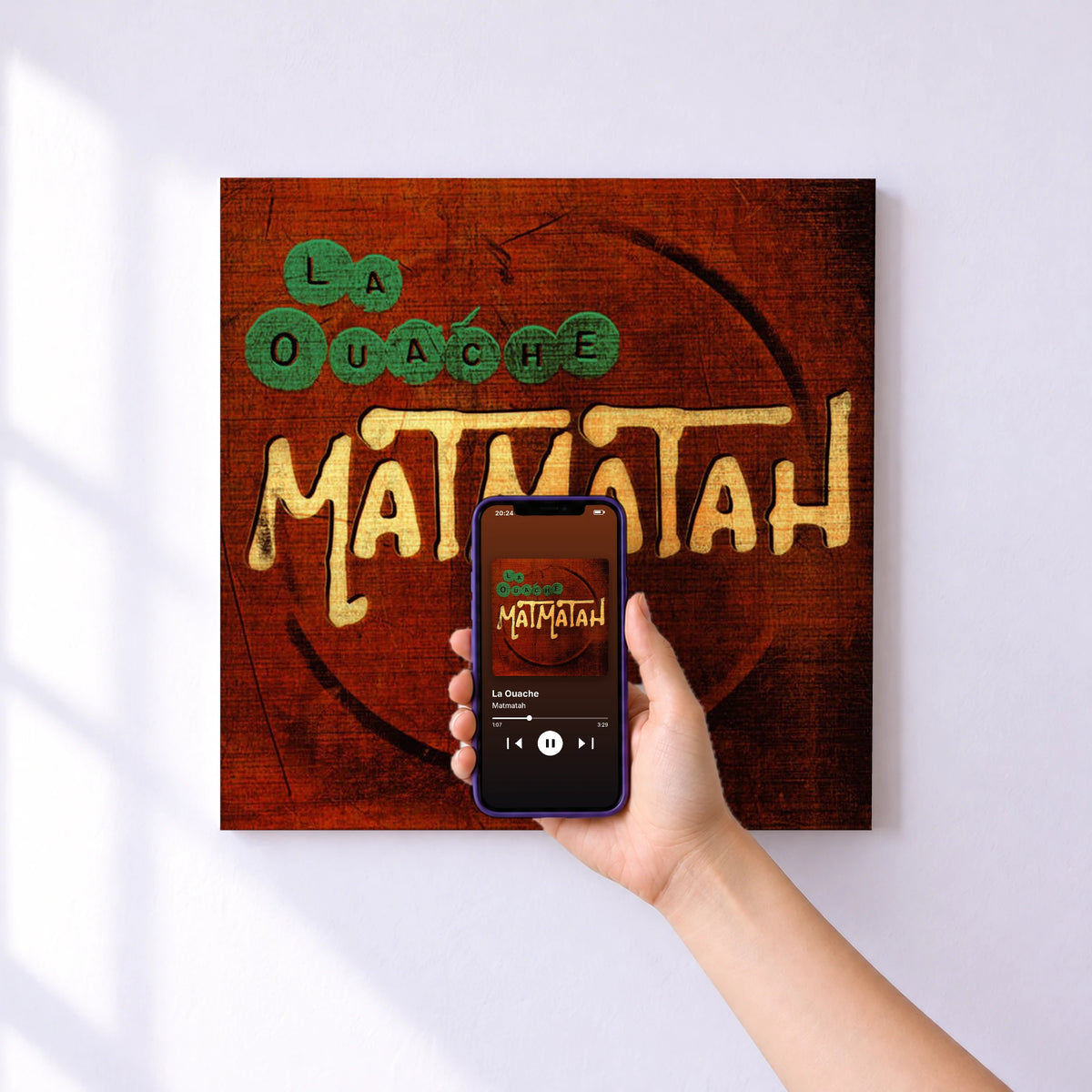 Affiche connectée La Ouache de Matmatah au mur : l'album se lance en approchant le téléphone