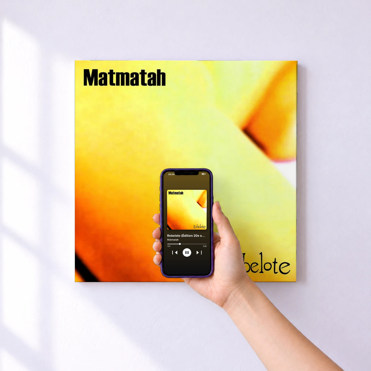 Affiche connectée Rebelote (Édition 20e anniversaire - Remasterisé) de Matmatah au mur : l'album se lance en approchant le téléphone