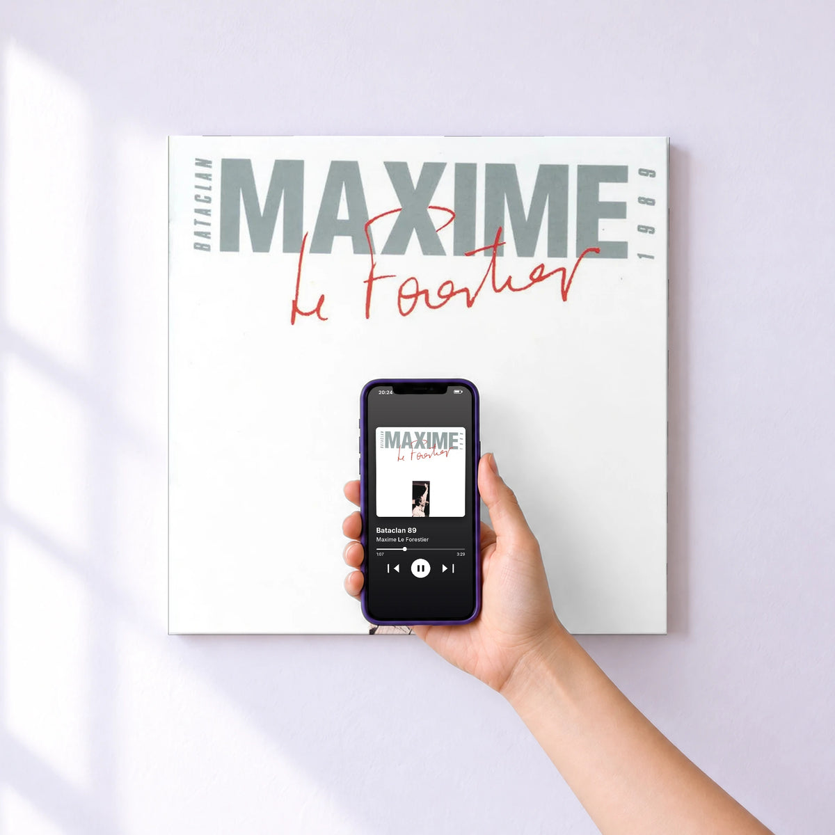 Affiche connectée Bataclan 89 de Maxime Le Forestier au mur : l'album se lance en approchant le téléphone