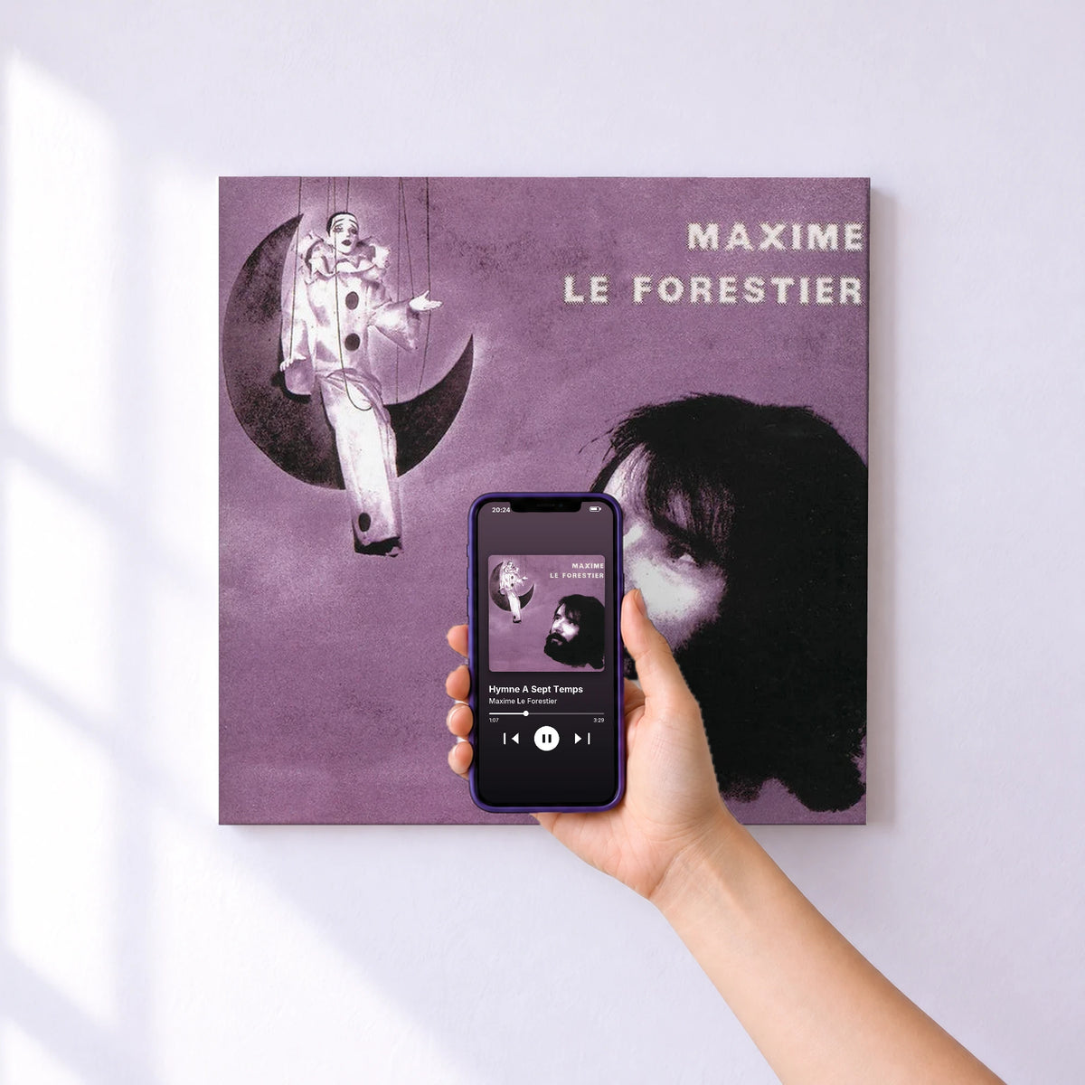 Affiche connectée Hymne A Sept Temps de Maxime Le Forestier au mur : l'album se lance en approchant le téléphone