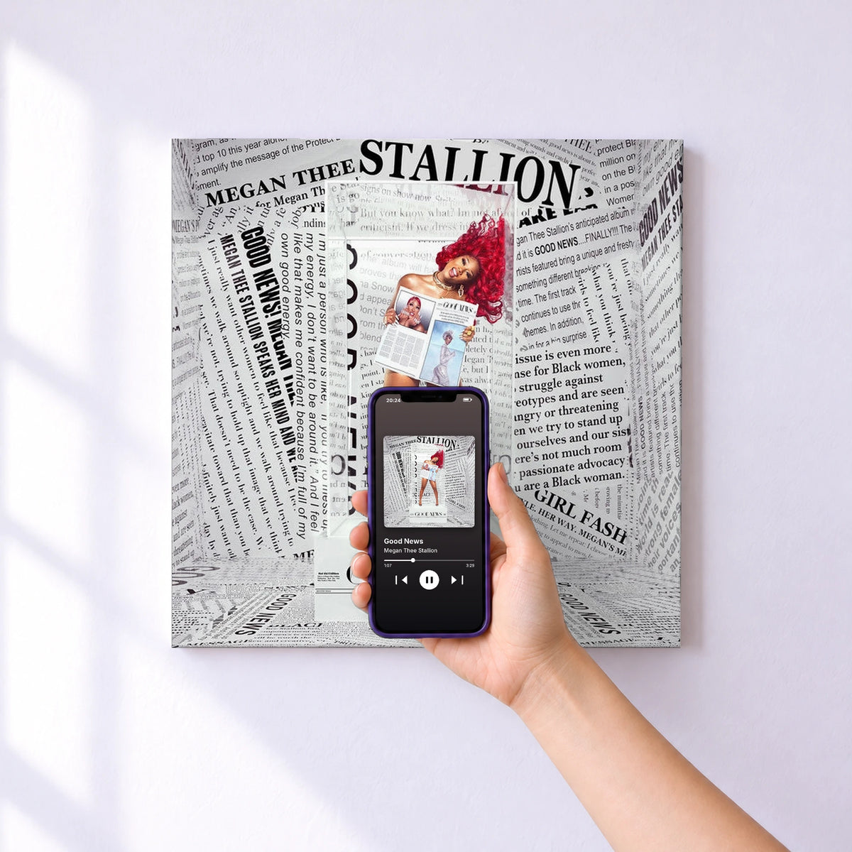 Affiche connectée Good News de Megan Thee Stallion au mur : l'album se lance en approchant le téléphone