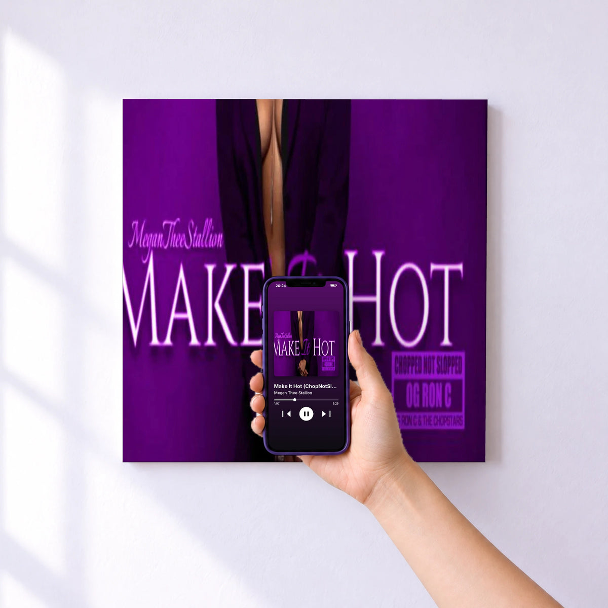Affiche connectée Make It Hot (ChopNotSlop Remix) de Megan Thee Stallion au mur : l'album se lance en approchant le téléphone