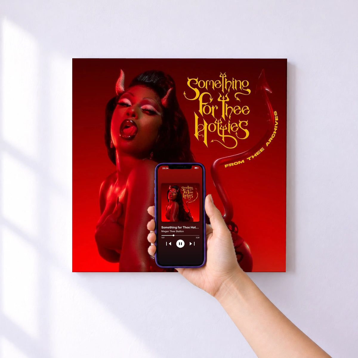 Affiche connectée Something for Thee Hotties de Megan Thee Stallion au mur : l'album se lance en approchant le téléphone