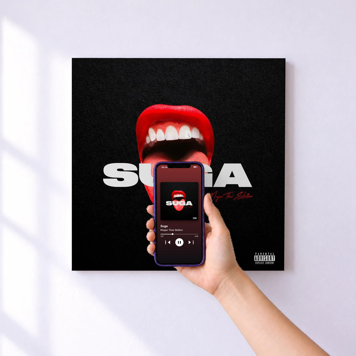 Affiche connectée Suga de Megan Thee Stallion au mur : l'album se lance en approchant le téléphone