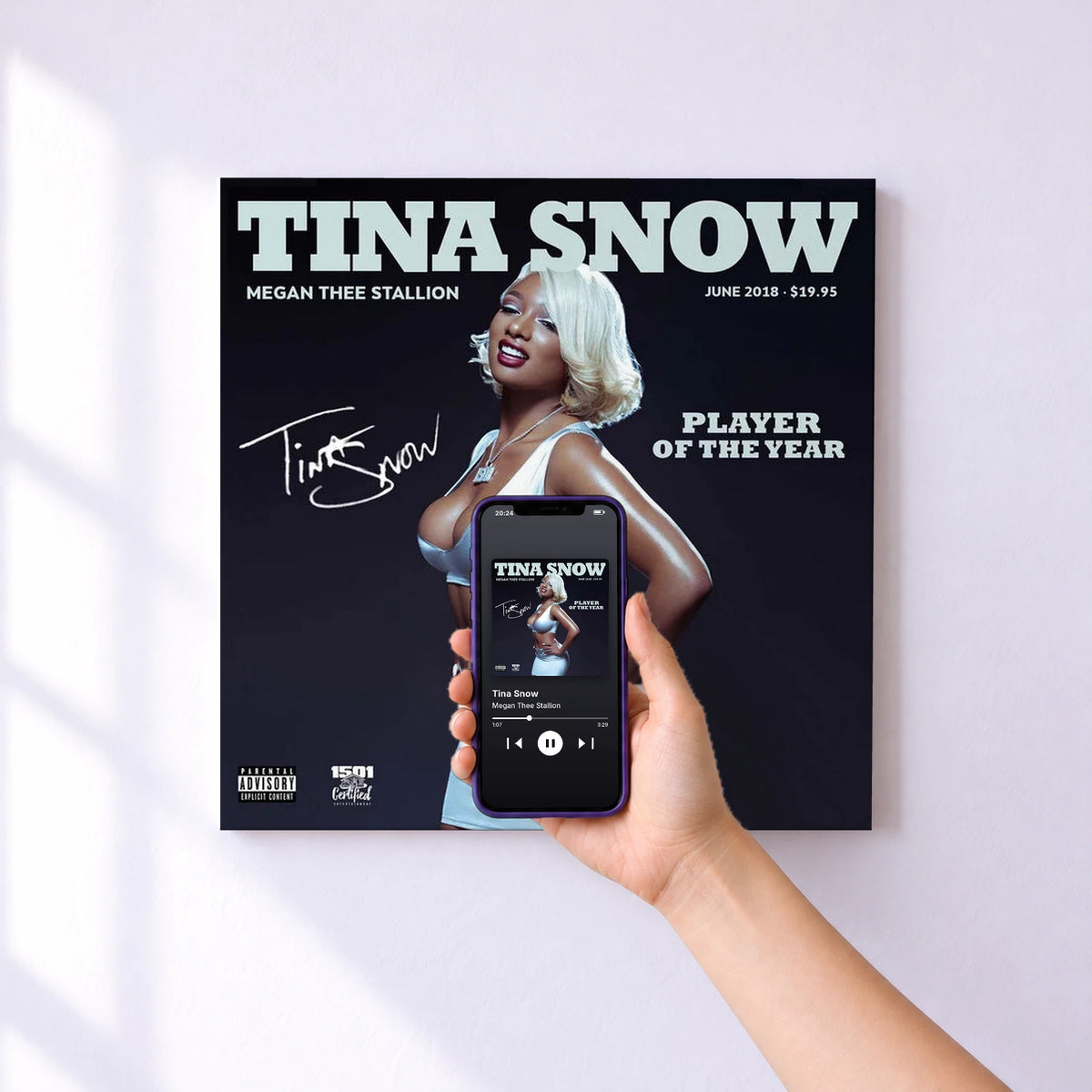 Affiche connectée Tina Snow de Megan Thee Stallion au mur : l'album se lance en approchant le téléphone