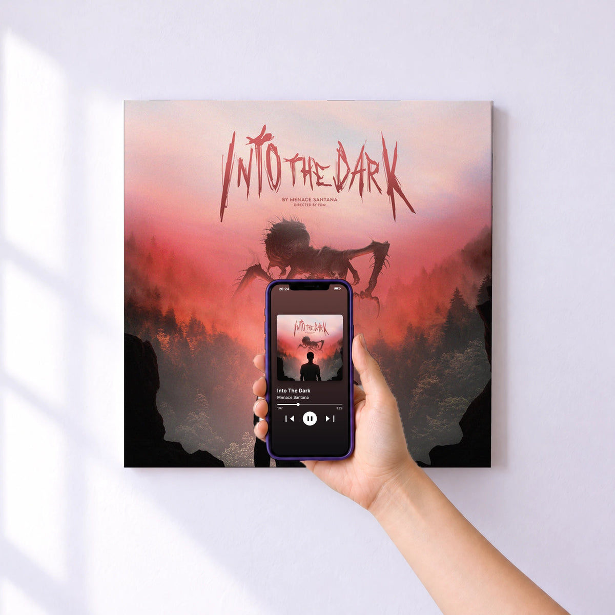 Affiche connectée Into The Dark de Menace Santana au mur : l'album se lance en approchant le téléphone