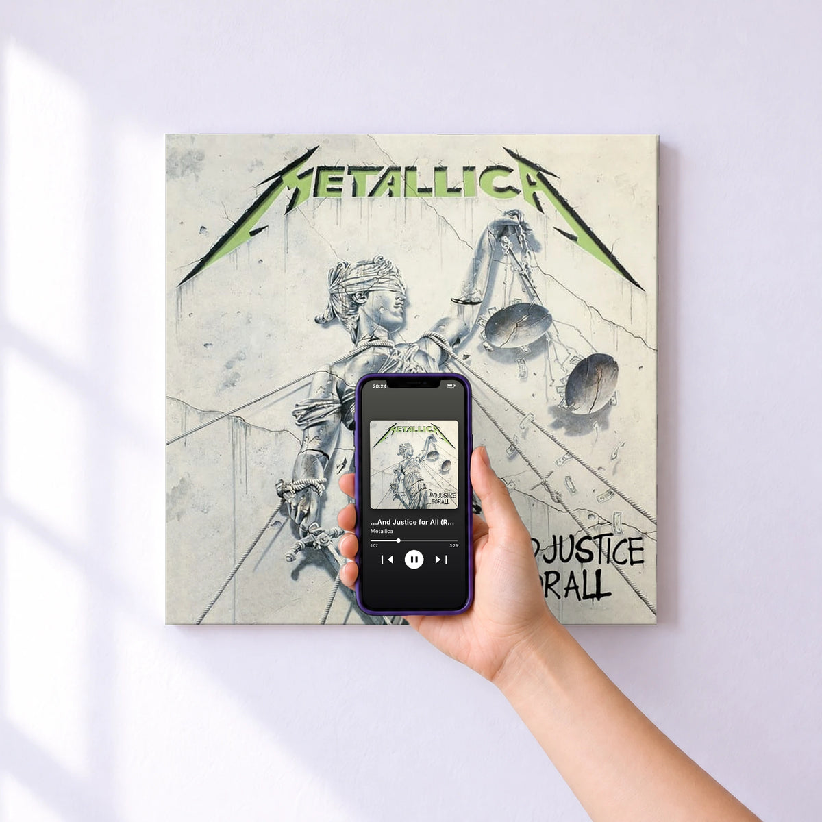 Affiche connectée …And Justice for All (Remastered Deluxe Box Set) de Metallica au mur : l'album se lance en approchant le téléphone