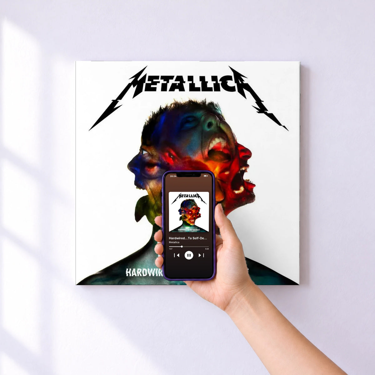 Affiche connectée Hardwired…To Self-Destruct de Metallica au mur : l'album se lance en approchant le téléphone