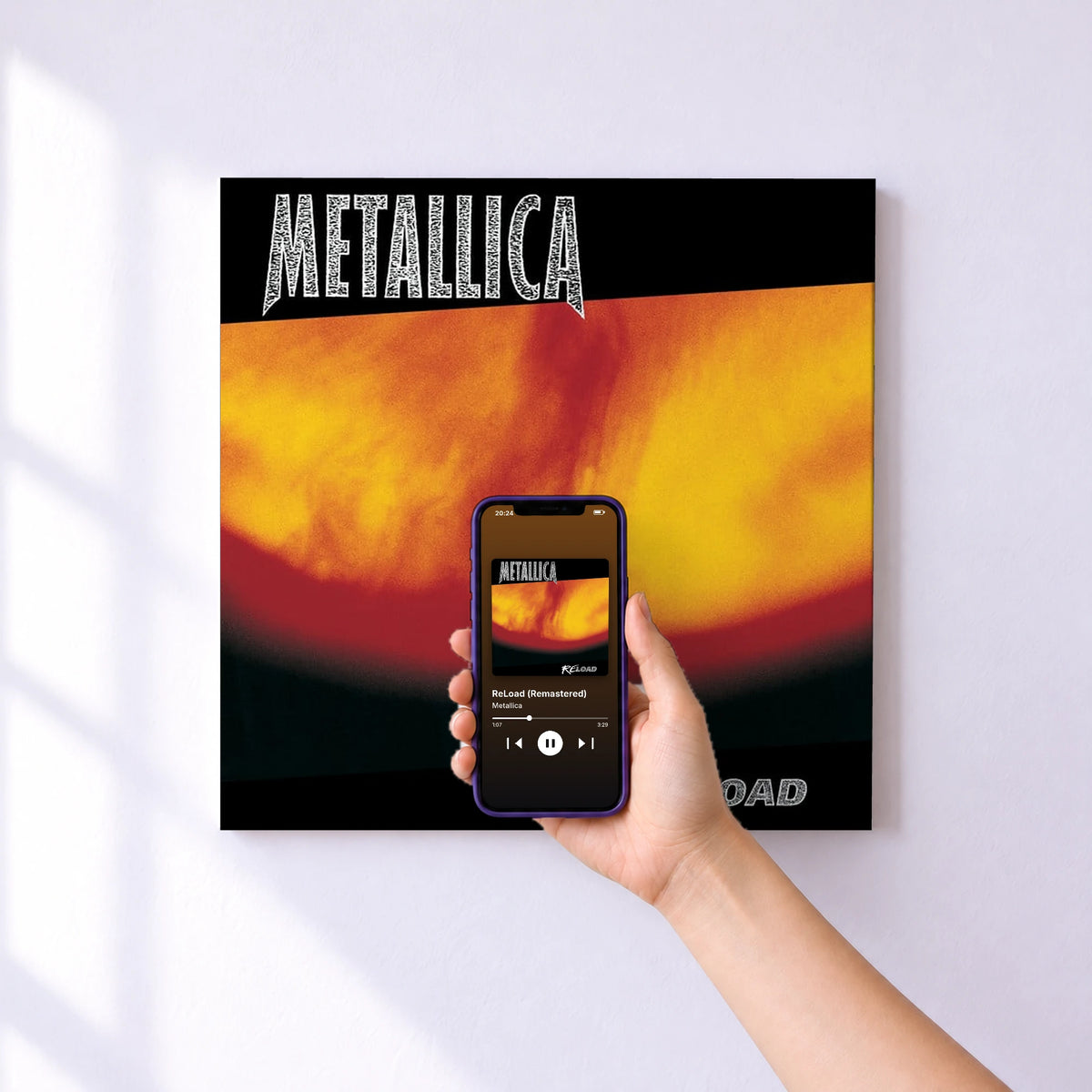 Affiche connectée ReLoad (Remastered) de Metallica au mur : l'album se lance en approchant le téléphone