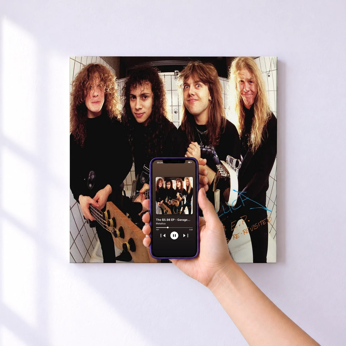Affiche connectée The $5.98 EP - Garage Days Re-Revisited (Remastered) de Metallica au mur : l'album se lance en approchant le téléphone