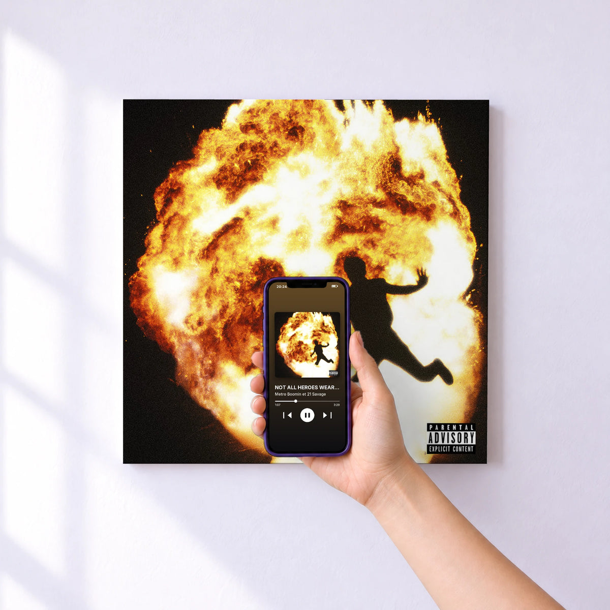 Affiche connectée NOT ALL HEROES WEAR CAPES (Deluxe) de Metro Boomin et 21 Savage au mur : l'album se lance en approchant le téléphone