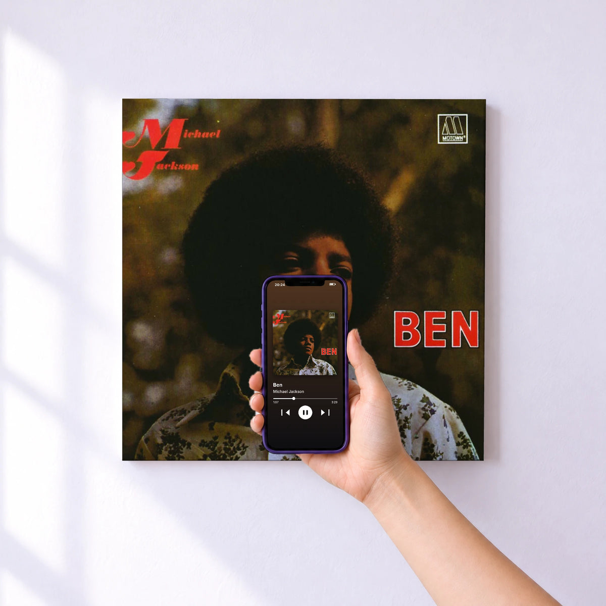 Affiche connectée Ben de Michael Jackson au mur : l'album se lance en approchant le téléphone