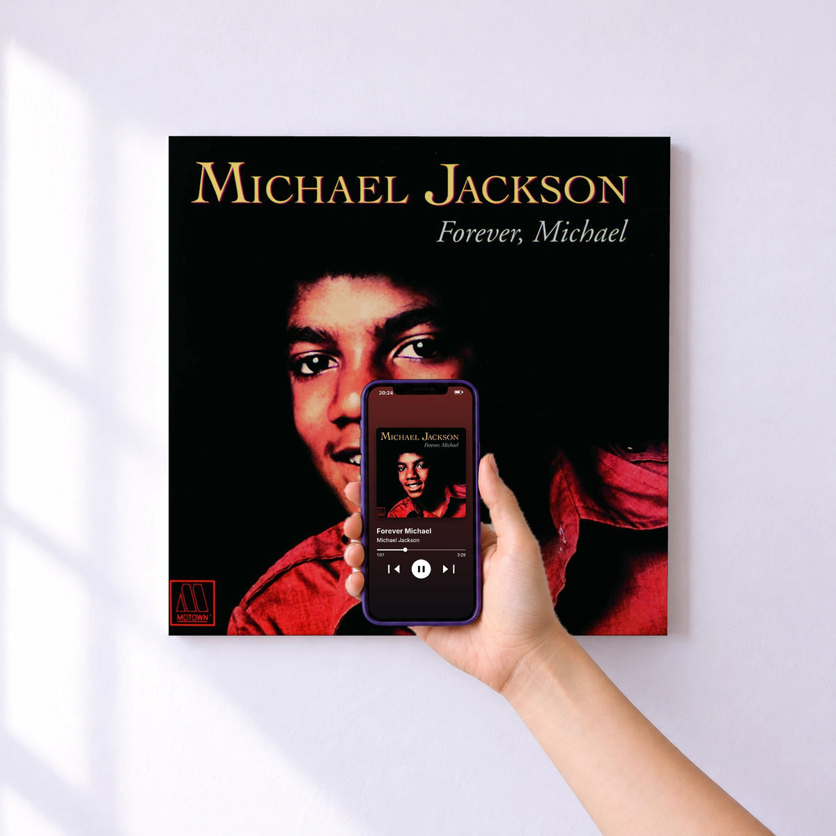 Affiche connectée Forever Michael de Michael Jackson au mur : l'album se lance en approchant le téléphone
