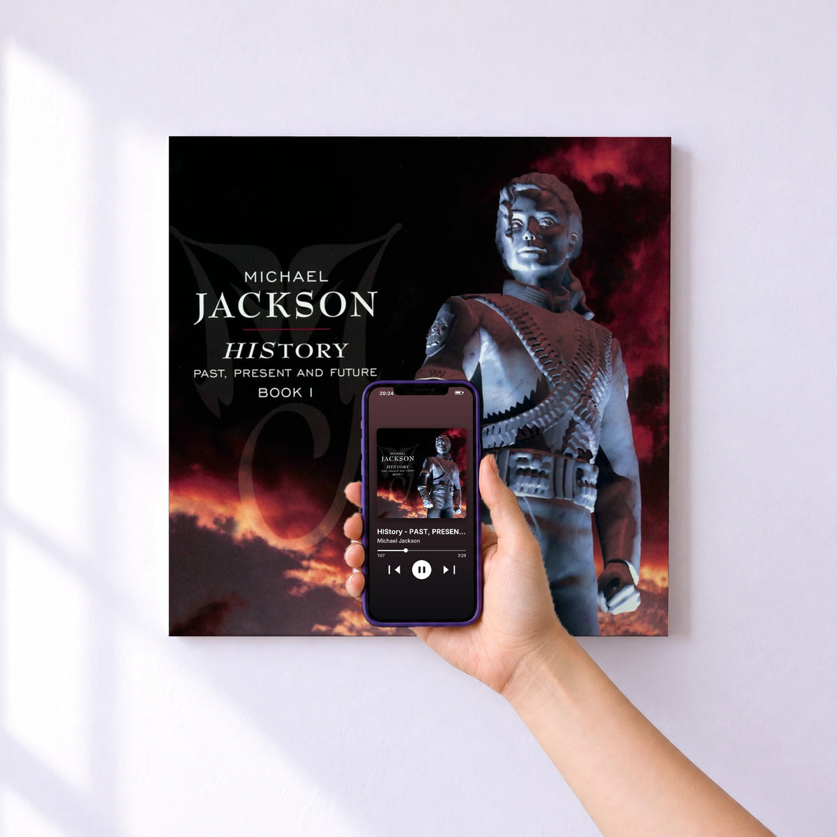 Affiche connectée HIStory - PAST, PRESENT AND FUTURE - BOOK I de Michael Jackson au mur : l'album se lance en approchant le téléphone