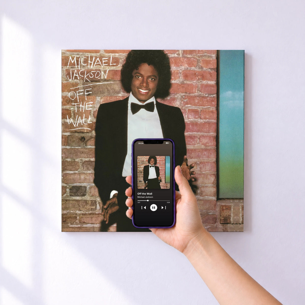 Affiche connectée Off the Wall de Michael Jackson au mur : l'album se lance en approchant le téléphone