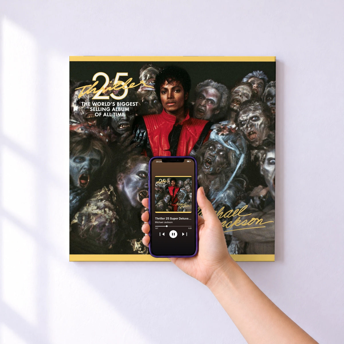 Affiche connectée Thriller 25 Super Deluxe Edition de Michael Jackson au mur : l'album se lance en approchant le téléphone