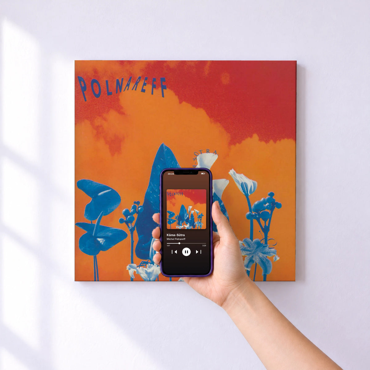 Affiche connectée Kâma-Sûtra de Michel Polnareff au mur : l'album se lance en approchant le téléphone