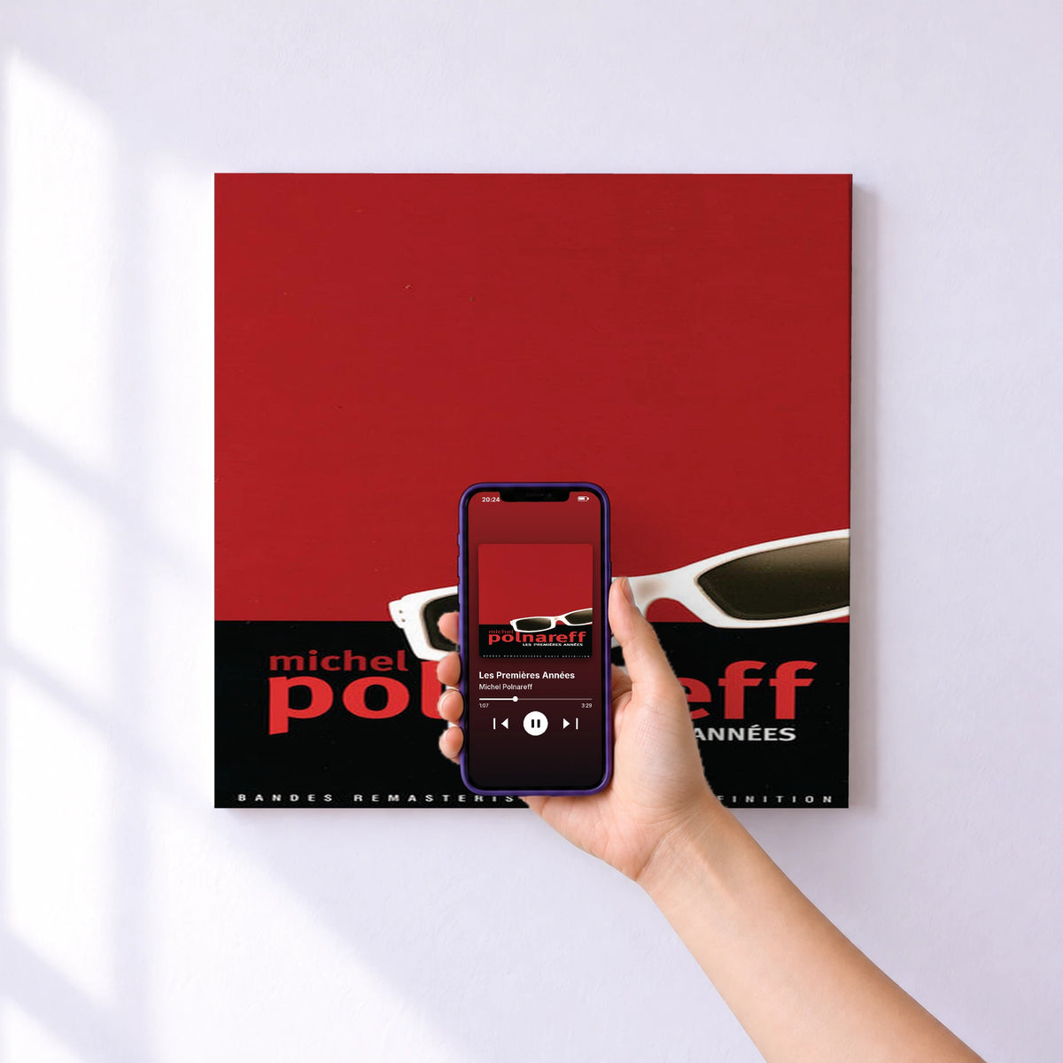 Affiche connectée Les Premières Années de Michel Polnareff au mur : l'album se lance en approchant le téléphone