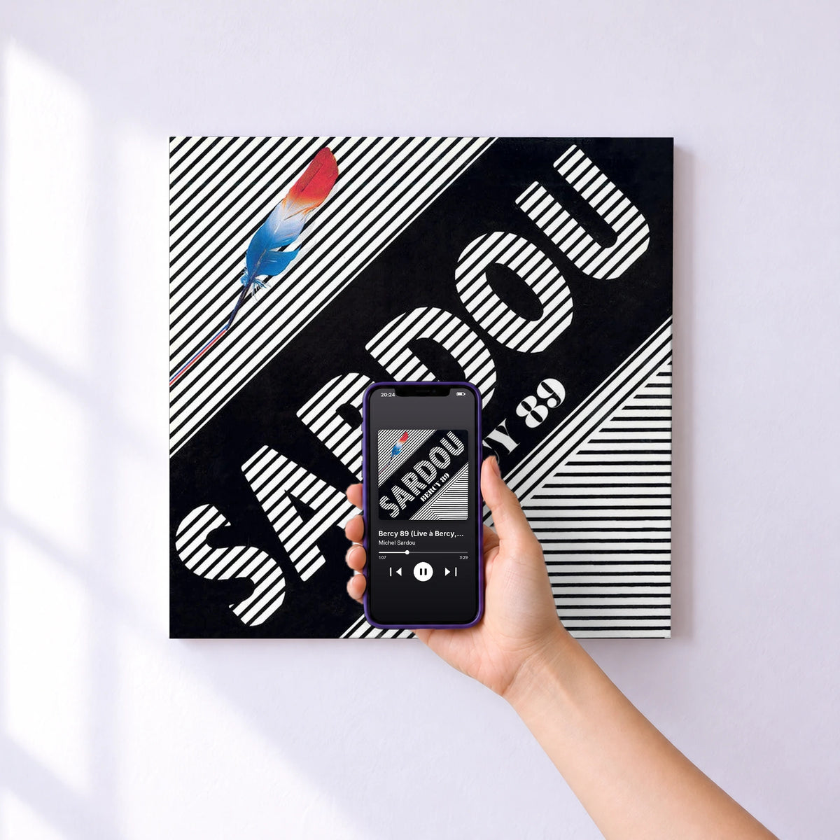 Affiche connectée Bercy 89 (Live à Bercy, Paris / 1989) de Michel Sardou au mur : l'album se lance en approchant le téléphone