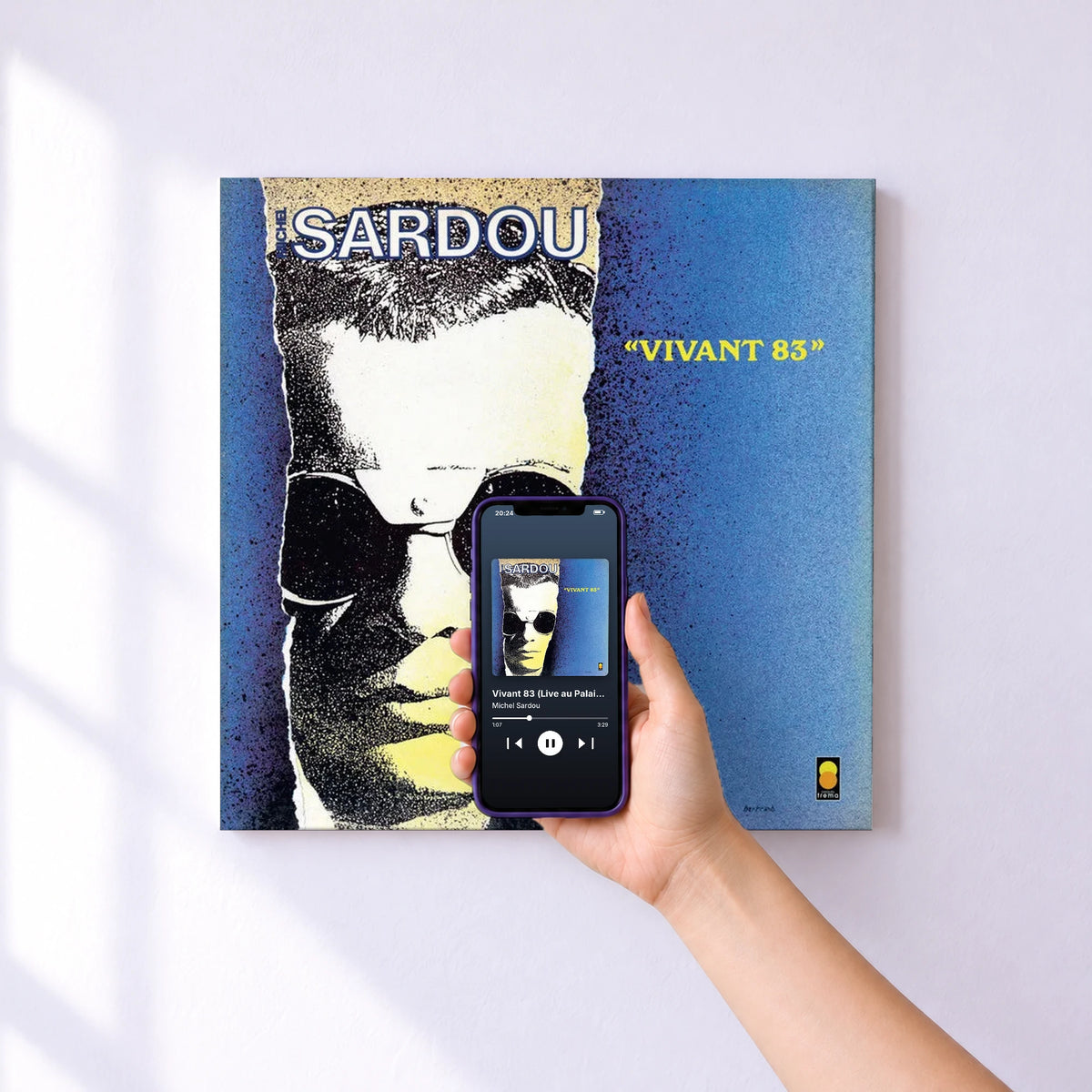 Affiche connectée Vivant 83 (Live au Palais des Congrès, Paris / 1983) de Michel Sardou au mur : l'album se lance en approchant le téléphone
