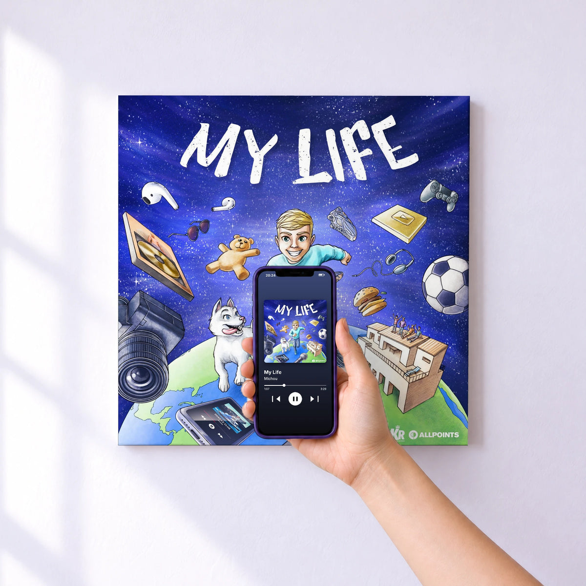 Affiche connectée My Life de Michou au mur : l'album se lance en approchant le téléphone