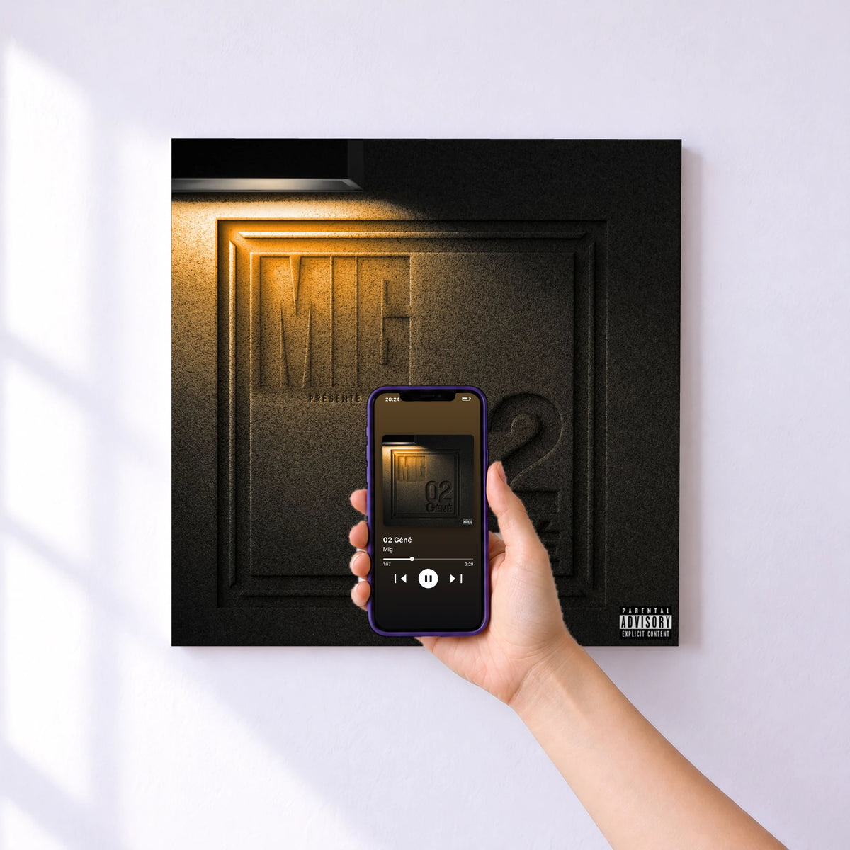 Affiche connectée 02 Géné de Mig au mur : l'album se lance en approchant le téléphone