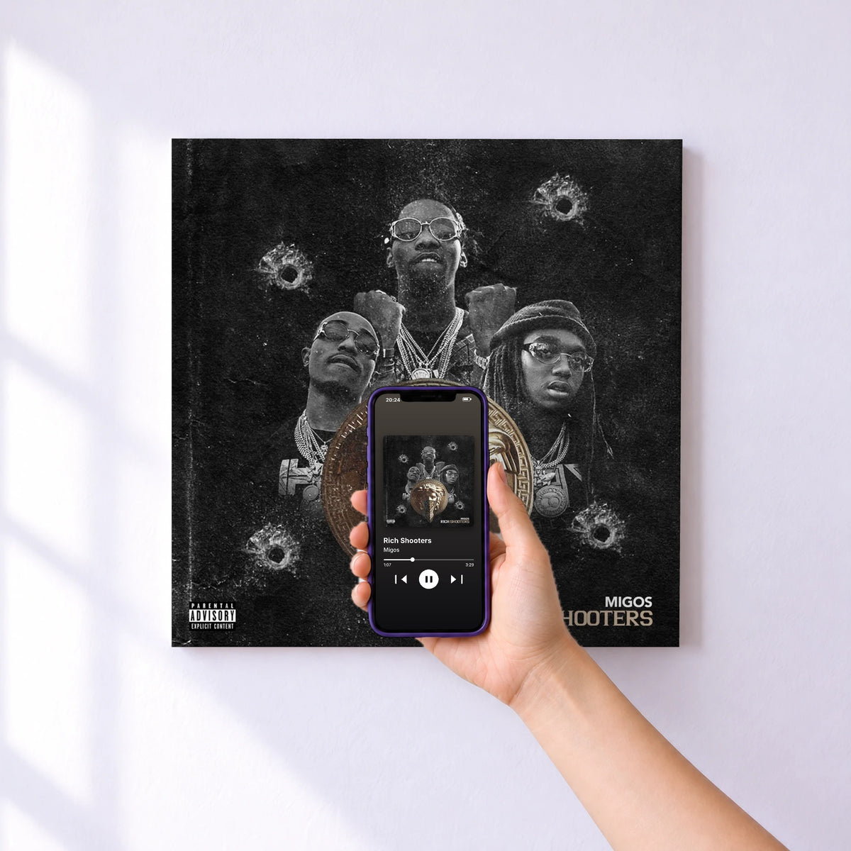 Affiche connectée Rich Shooters de Migos au mur : l'album se lance en approchant le téléphone