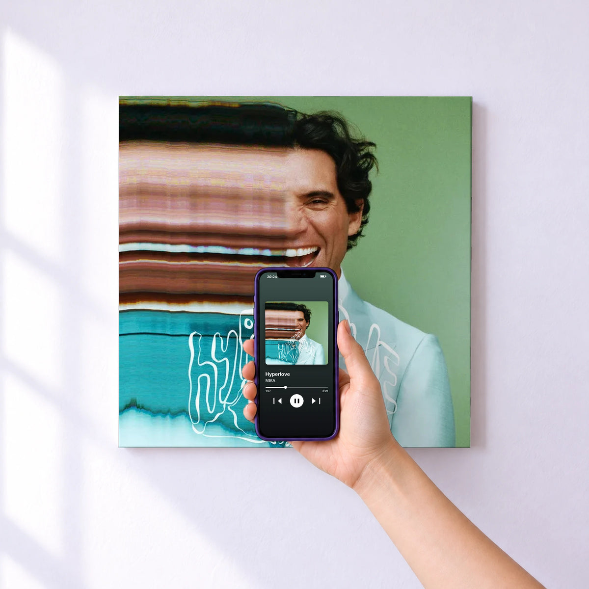 Affiche connectée Hyperlove de MIKA au mur : l'album se lance en approchant le téléphone