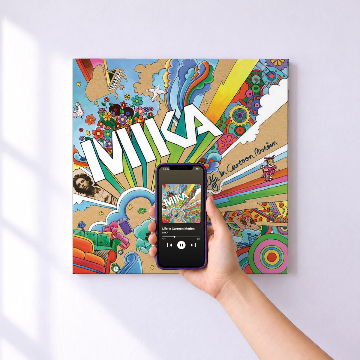 Affiche connectée Life In Cartoon Motion de MIKA au mur : l'album se lance en approchant le téléphone
