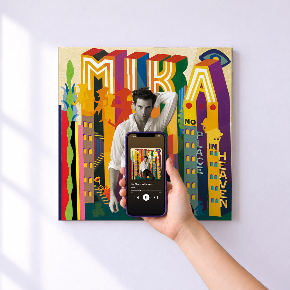 Affiche connectée No Place In Heaven de MIKA au mur : l'album se lance en approchant le téléphone