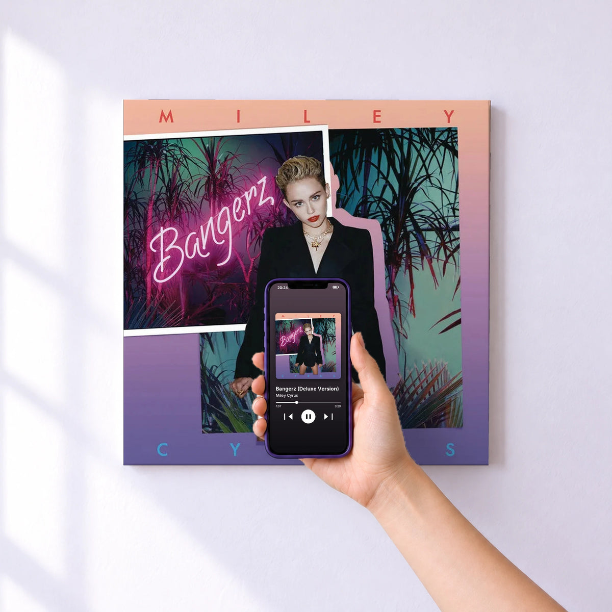 Affiche connectée Bangerz (Deluxe Version) de Miley Cyrus au mur : l'album se lance en approchant le téléphone
