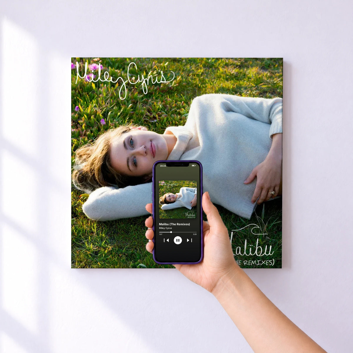 Affiche connectée Malibu (The Remixes) de Miley Cyrus au mur : l'album se lance en approchant le téléphone