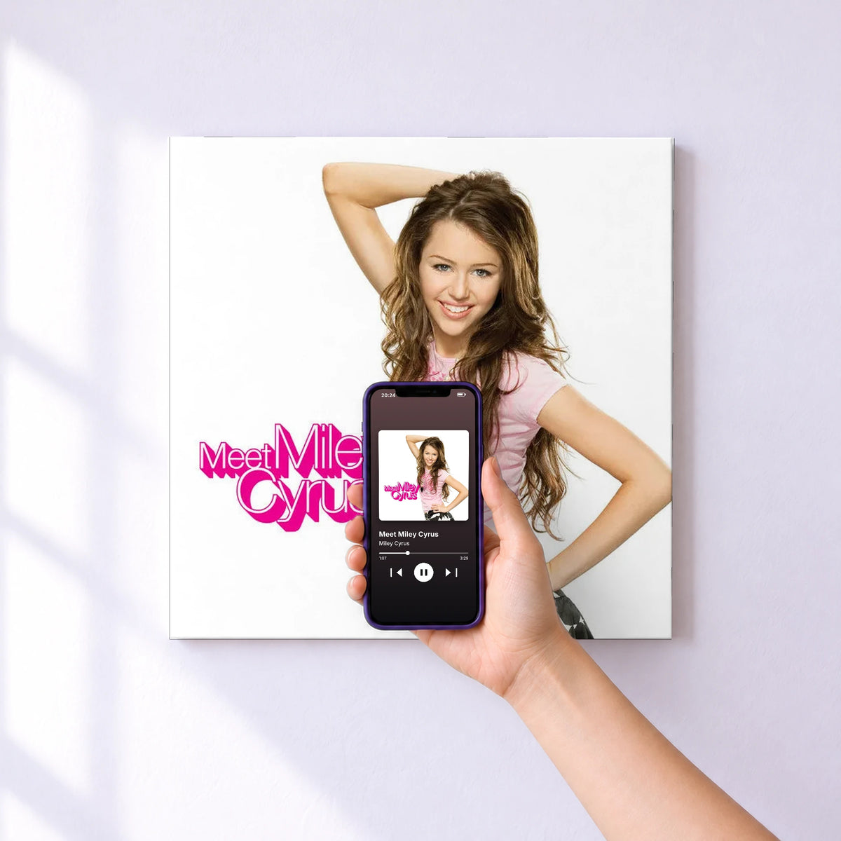 Affiche connectée Meet Miley Cyrus de Miley Cyrus au mur : l'album se lance en approchant le téléphone