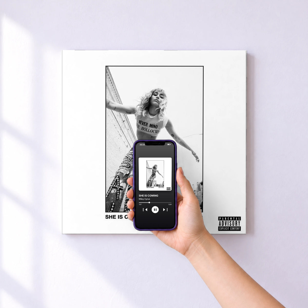 Affiche connectée SHE IS COMING de Miley Cyrus au mur : l'album se lance en approchant le téléphone