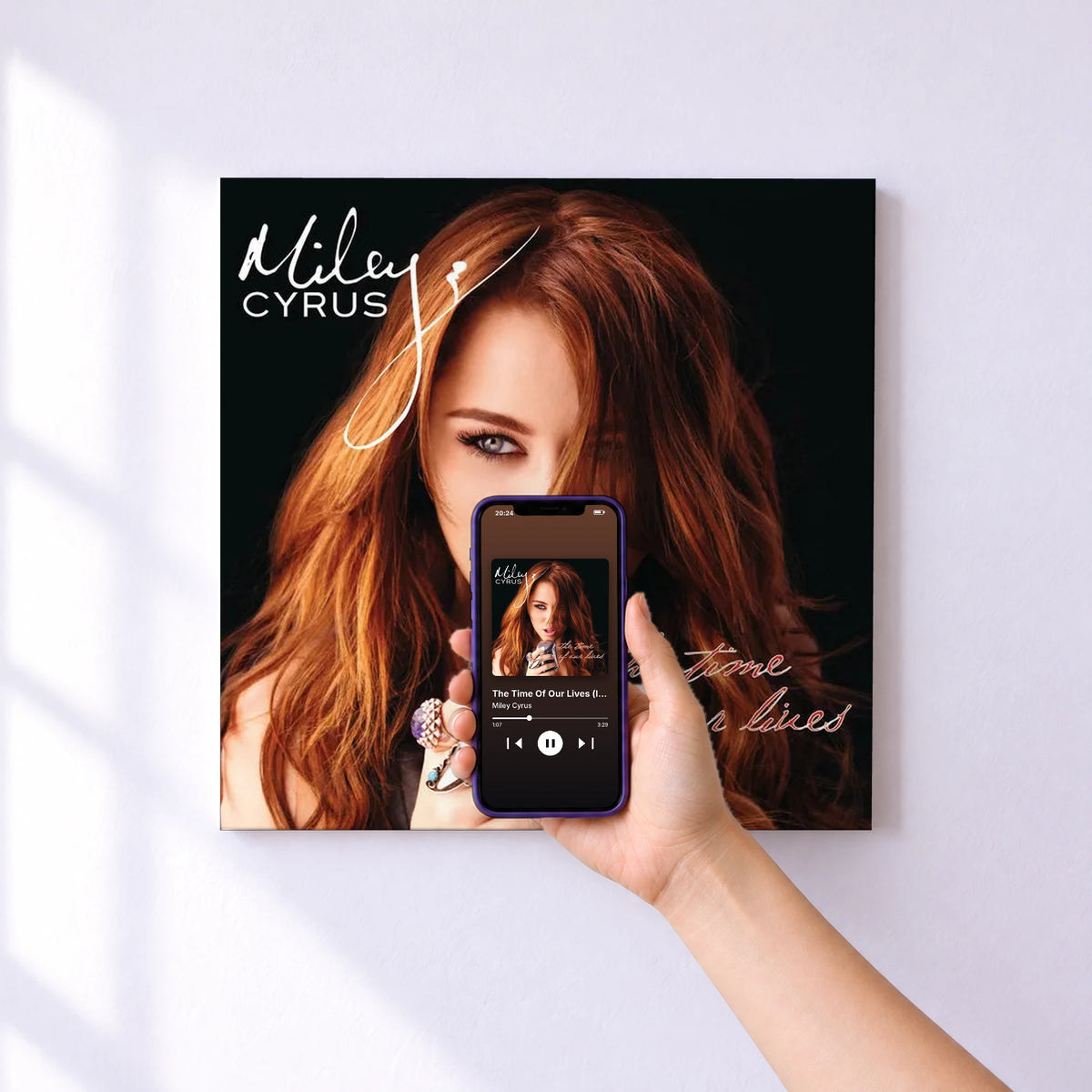 Affiche connectée The Time Of Our Lives (International Version) de Miley Cyrus au mur : l'album se lance en approchant le téléphone