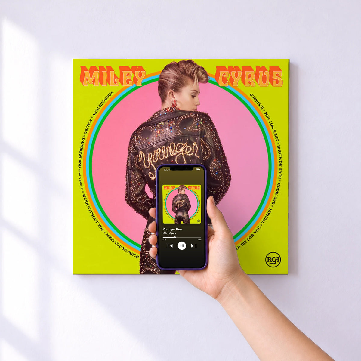 Affiche connectée Younger Now de Miley Cyrus au mur : l'album se lance en approchant le téléphone