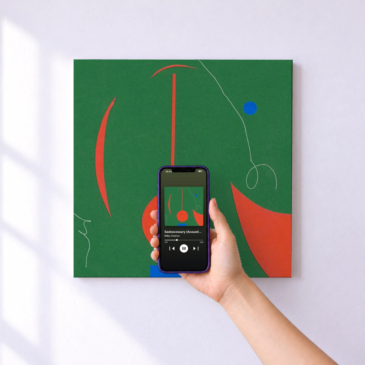 Affiche connectée Sadnecessary (Acoustic Version) de Milky Chance au mur : l'album se lance en approchant le téléphone